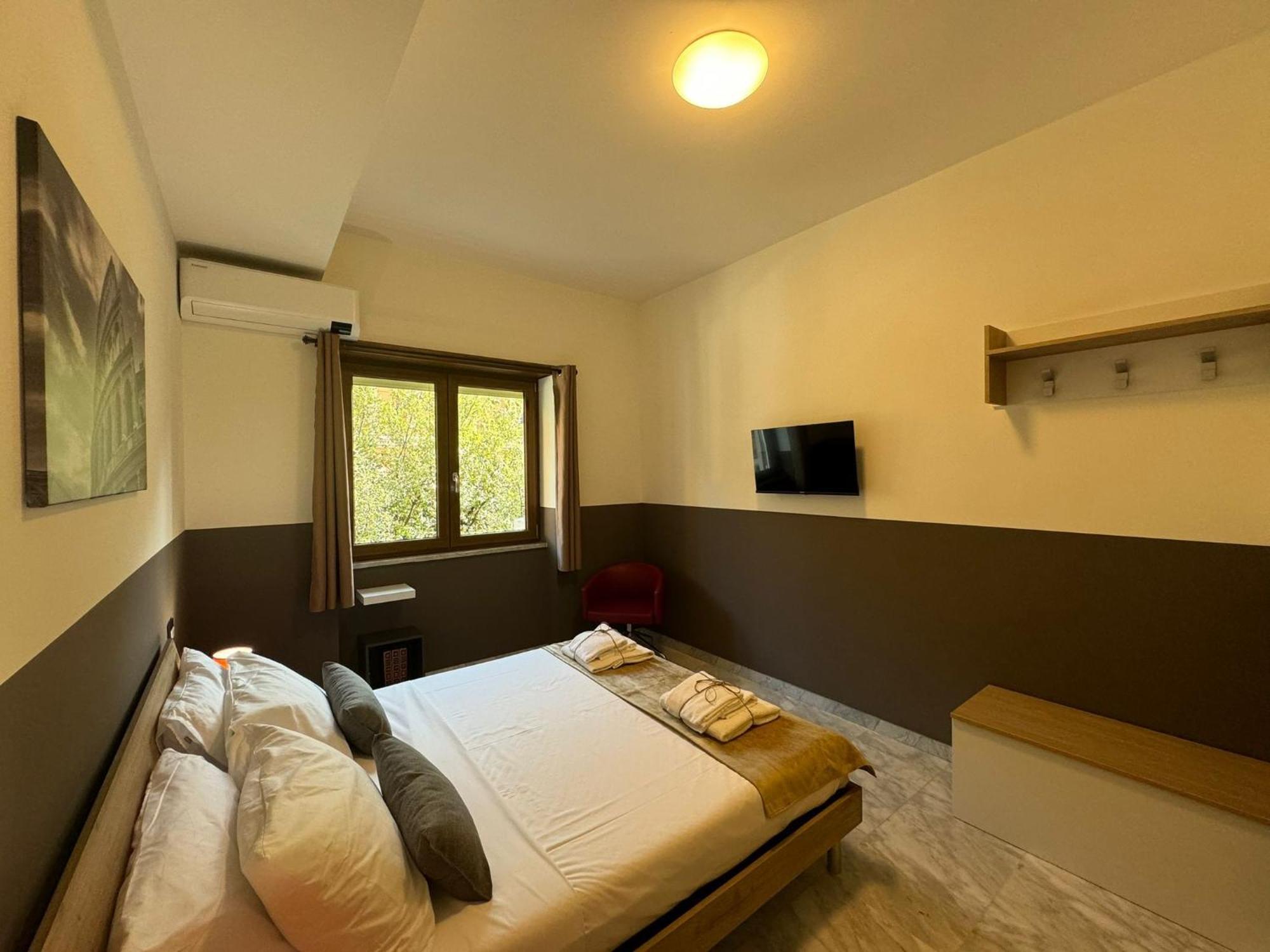 Laura's House In Alberone Appartamento Roma